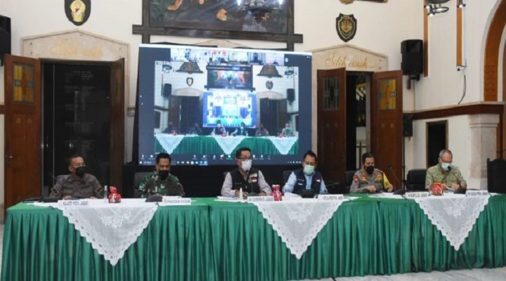COVID-19 GUBERNUR JABAR, KAPOLDA JABAR BERSAMA PANGDAM III/ SILIWANGI HADIRI RAKOR KOMITE KEBIJAKAN PENANGANAN DAN PEMULIHAN EKONOMI DAERAH PROVINSI JAWA BARAT COVID-19