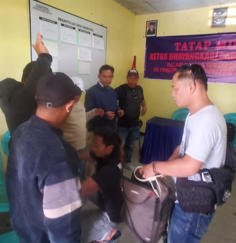 Viral !!! 9 Pria Ngaku Dari FSPTSI Diciduk Polres Kerinci Diduga Pungli Sopir Mobil Muat Barang