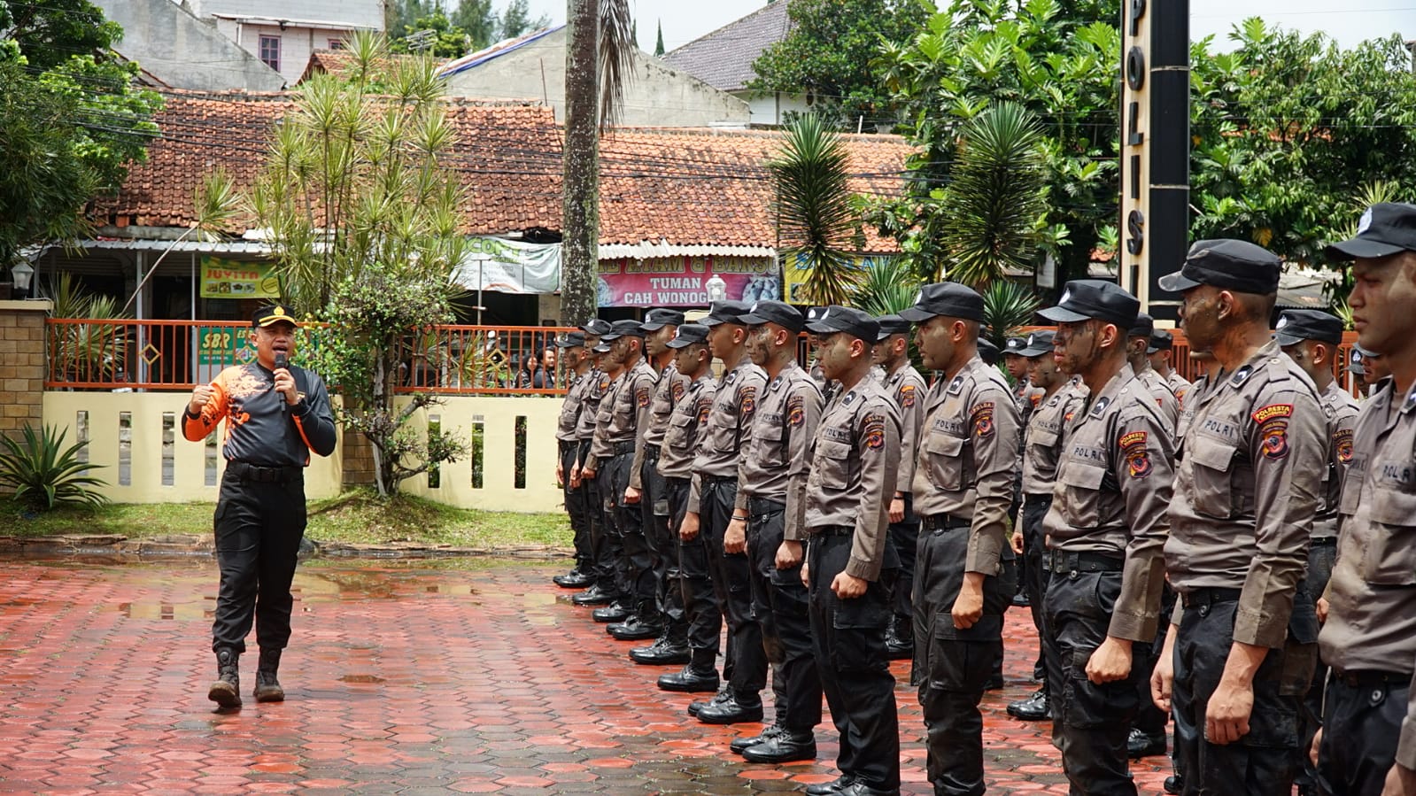 Polresta Bandung Menggelar Tradisi Pembaretan terhadap Bintara Remaja yang baru lulus pendidikan