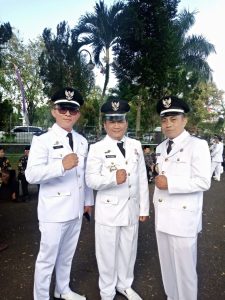 Poto : Kuwu Sukajaya, Kuwu Jelegong dan Kuwu Sukawening pada saat Persiapan Pengukuhan Jabatan Kades 27 Juni 2024 Di halaman Pendopo Ciamis