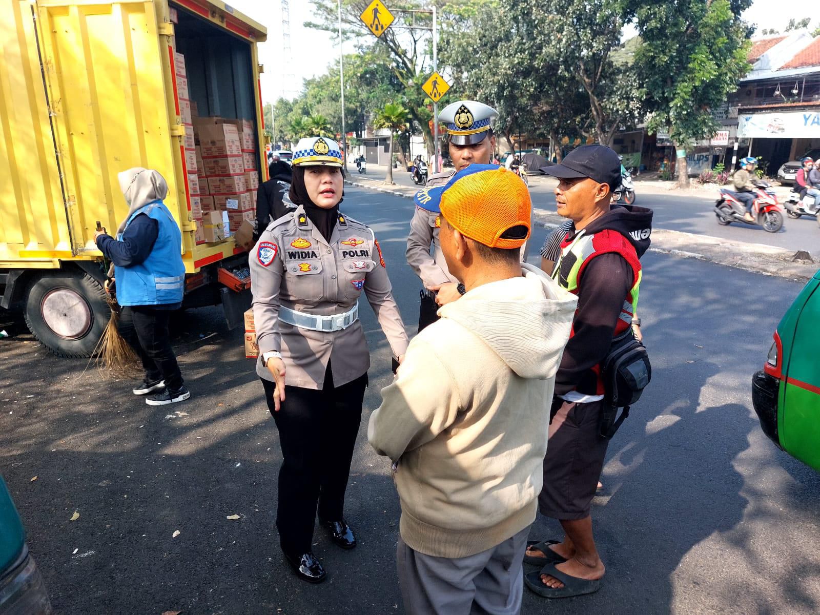 Ops Patuh Lodaya 2025, Ditlantas Polda Jabar Tertibkan Parkir Liar dan Beri Imbauan di Jalur Exit Tol Bubat – Simpang Bubat