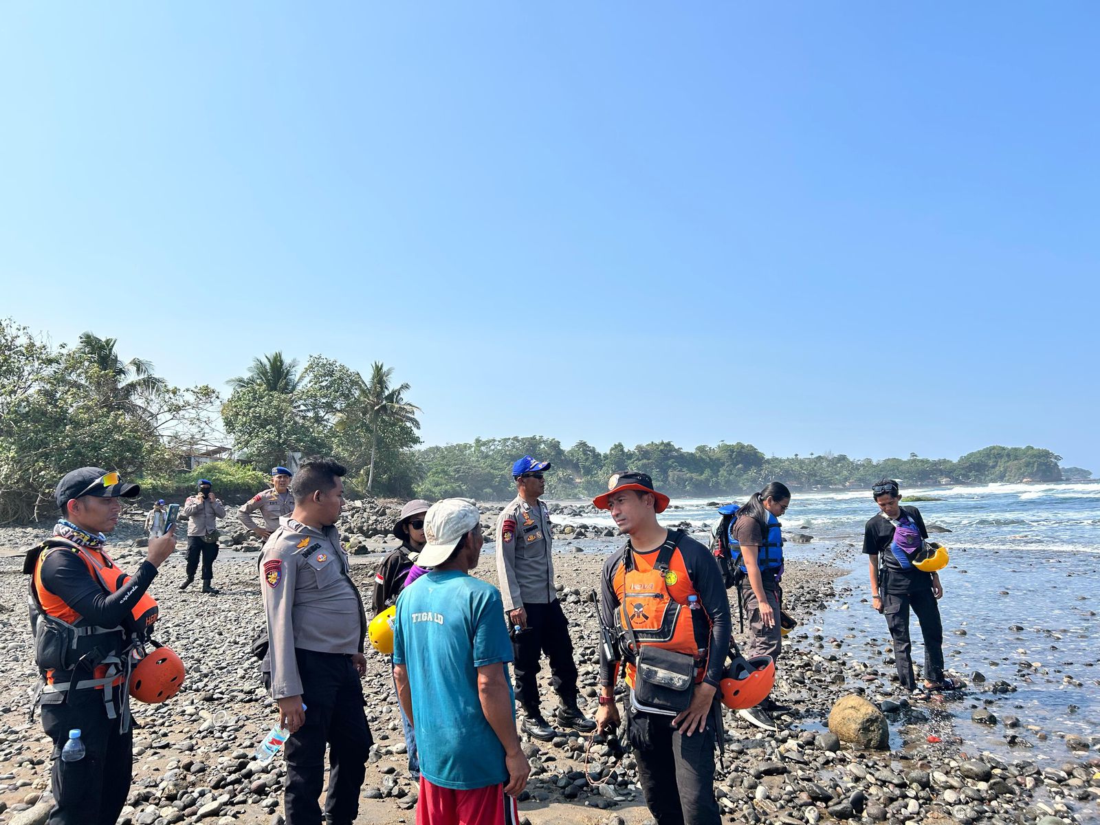 DitPolairud Polda Jabar Dan Tim SAR Gabungan Cari Korban Laka Laut Di Pantai Puncak Guha Garut