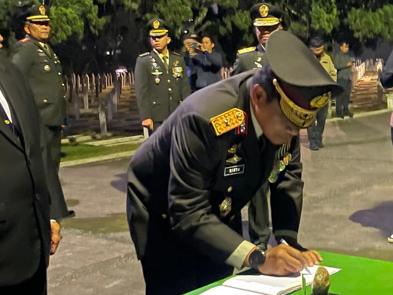 Apel Kehormatan dan Renungan Suci Peringati HUT ke-80 RI di TMP Cikutra Bandung