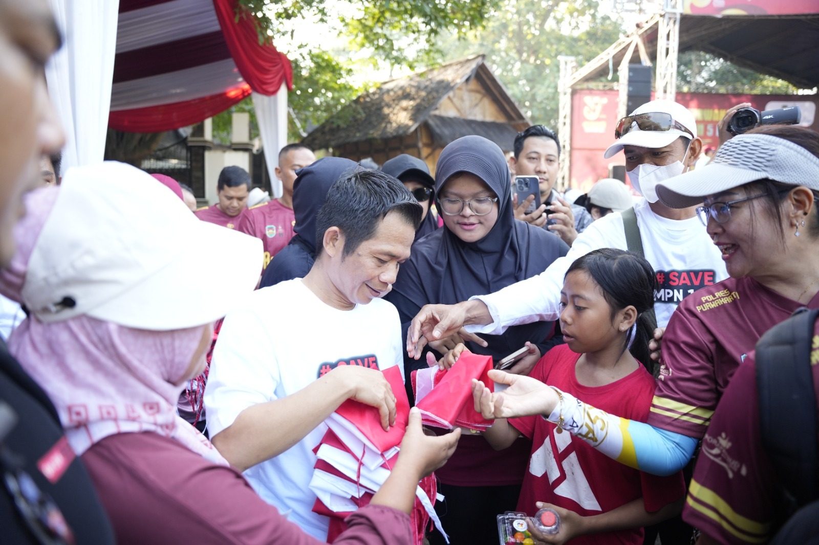 Bupati Purwakarta Bagikan Bendera Merah Putih
