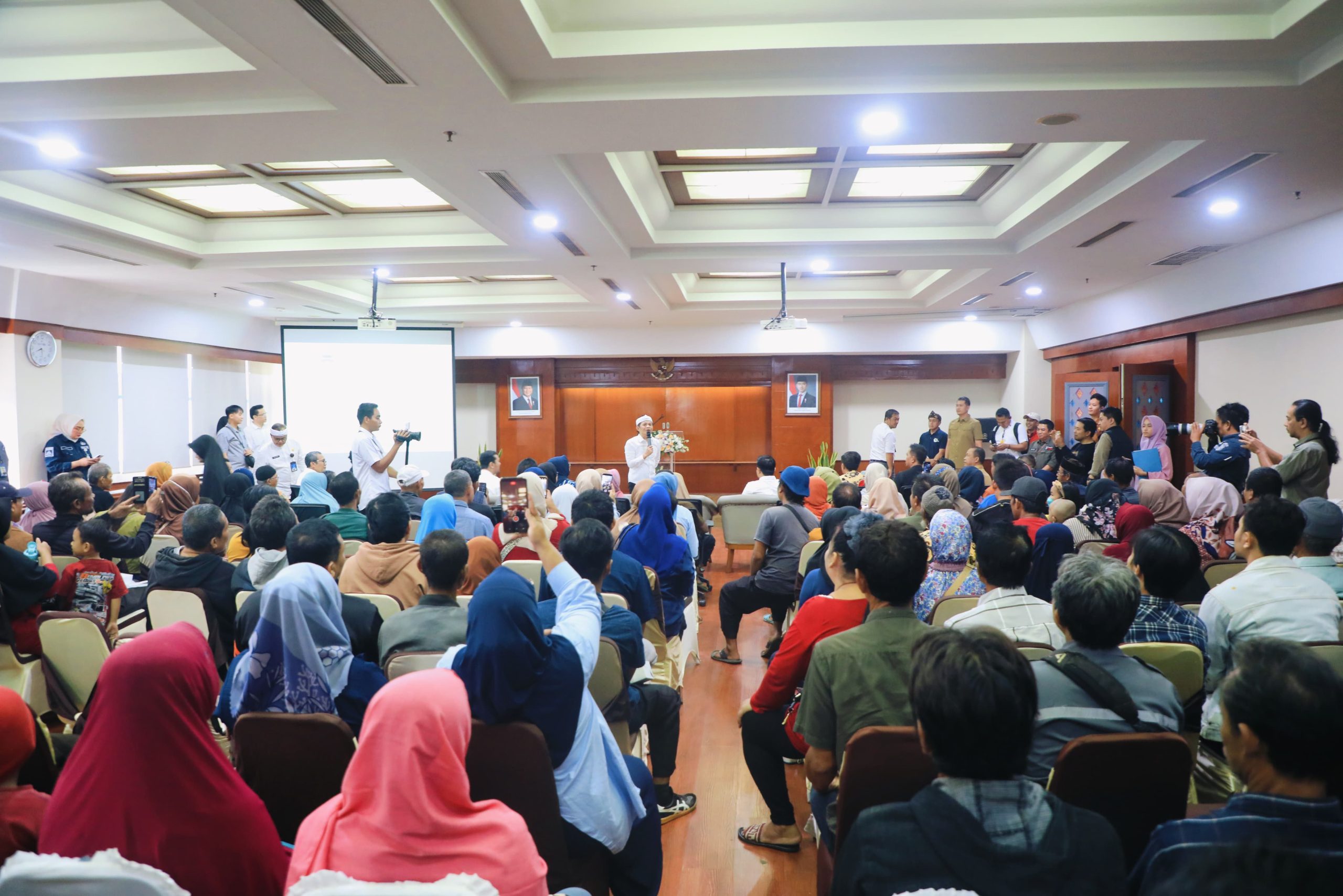 Om Zein Bangun Harapan Rumah Baru untuk Warga