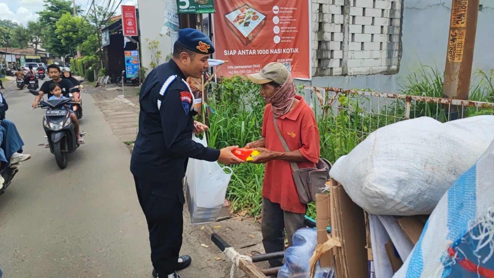 Berbagi Itu Indah, Sat Brimob Polda Jabar Kembali Gelar Jumat Berkah, Bagikan Makanan Gratis Untuk Masyarakat