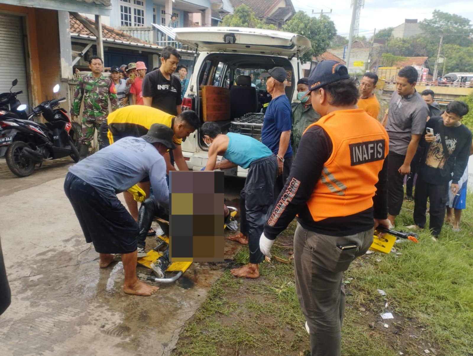 Polisi Evakuasi Temuan Mayat di Sungai Gempol dan Lakukan Penyelidikan