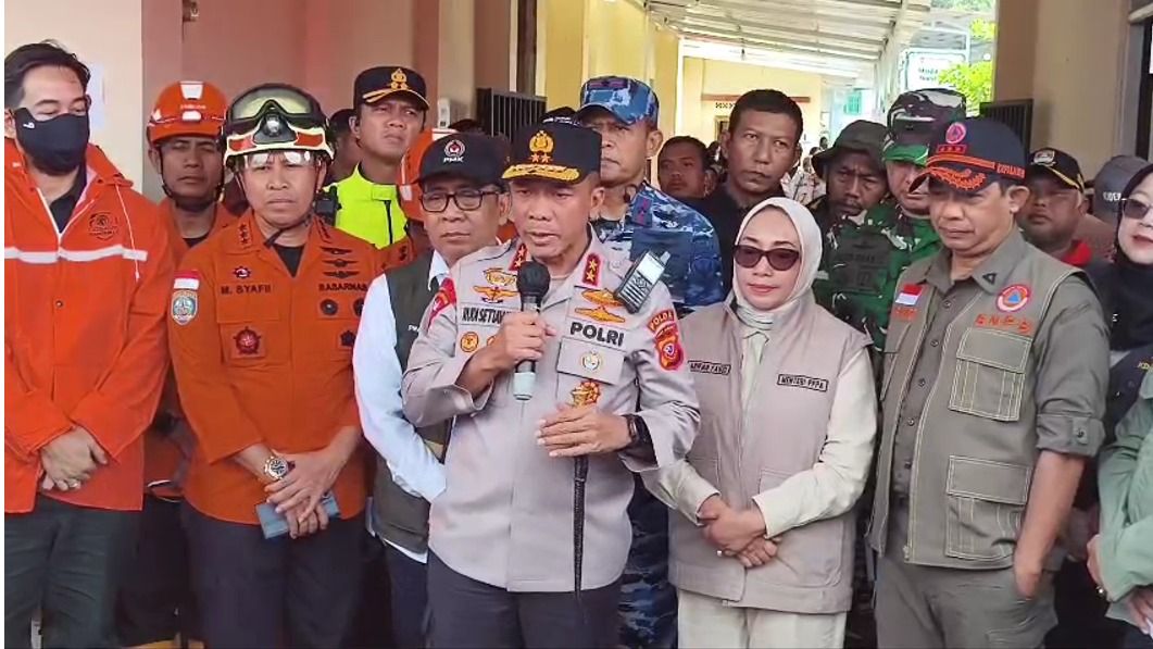 KAPOLDA JABAR UCAPKAN BELA SUNGKAWA ATAS GUGURNYA DUA ANGGOTA SAAT JALANKAN TUGAS KEMANUSIAAN DALAM PENANGGULANGAN BENCANA DI DESA PASIRLANGU KAB BANDUNG BARAT
