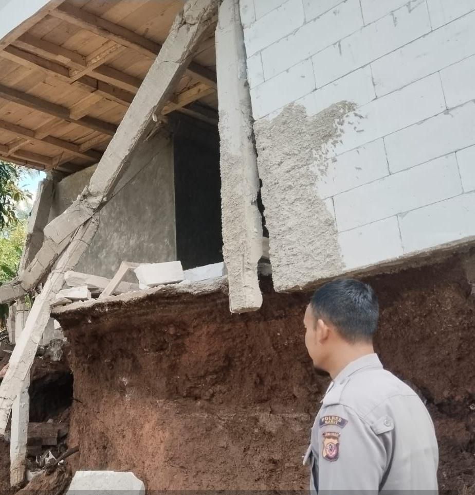 Polisi Cek Kejadian Bencana Tanah Longsor Akibat Curah Hujan Tinggi di Desa Sukamulya