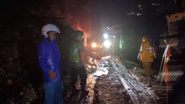 Polisi Cek TKP Tanah Longsor di Jalan Garut–Pameungpeuk