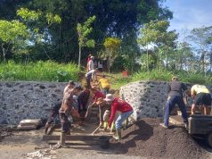 Warga RT O3 RW 02 Dusun Cibubuhan Suka Rela Gotroy Bangun Jalan Di TPU Kiyai Mega Lamatan