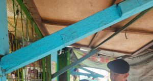  *Polisi Razia Warung Pinggir Jalan, Amankan Puluhan Botol Minuman Beralkohol Tanpa Izin*