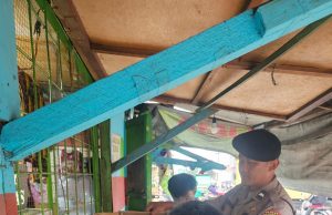 ‎ ‎*Polisi Razia Warung Pinggir Jalan, Amankan Puluhan Botol Minuman Beralkohol Tanpa Izin*