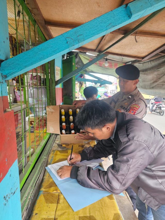 ‎ ‎*Polisi Razia Warung Pinggir Jalan, Amankan Puluhan Botol Minuman Beralkohol Tanpa Izin*