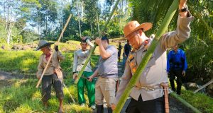 *Respons Cepat Bencana, Polri dan Warga Dirikan Jembatan Darurat di Garut.* 