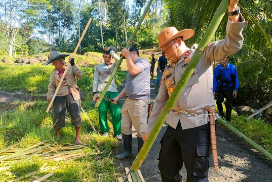 *Respons Cepat Bencana, Polri dan Warga Dirikan Jembatan Darurat di Garut.* 