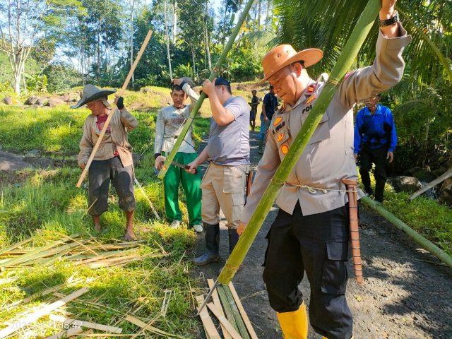 ‎*Respons Cepat Bencana, Polri dan Warga Dirikan Jembatan Darurat di Garut.* ‎