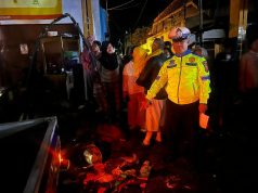 ‎ ‎*Polisi Tangani Laka Mobil Tabrak Warung Nasi Goreng*