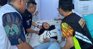 POLDA JABAR BERIKAN LAYANAN KESEHATAN KEPADA PENDEMO SAAT MAY DAY FIESTA DI MONAS