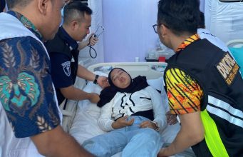 POLDA JABAR BERIKAN LAYANAN KESEHATAN KEPADA PENDEMO SAAT MAY DAY FIESTA DI MONAS