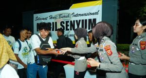 *Polwan Polda Jabar Bagikan Konsumsi kepada Buruh Pendemo di Monas pada May Day 2026*