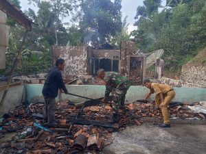 Rumah Emed (65) Seorang Duda Warga Desa Nagarawangi Ludes Terbakar