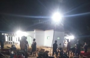 *Warga RT 09 Dusun Rantau Panjang Desa Kelagin Gotong Royong Bangun Masjid di Malam Hari*