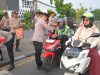 Semangat Kemerdekaan, Polda Jabar Bagikan 1.000 Bendera Merah Putih dan 200 Sayuran kepada Pengguna Jalan