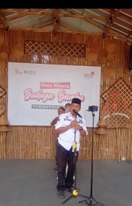 Peserta lomba karaoke dari Desa Sukajaya dipimpin langsung oleh kepala Desa Helmi Purnama