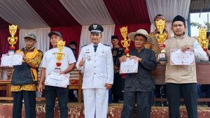 Poto Bersama Saat Pemberian Penghargaan Dan Hadiah Kepada Para RW Yang Juara