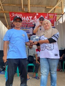 Minsri Wahyuni, peserta jalan sehat dari Dusun Rawasari mengucapkan terima kasih kepada Direktur perusahaan Mandiri Jaya Bapak H. Didin, semoga usahanya semakin maju dan lebih berkah