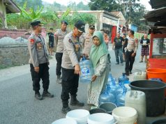 Polda Jabar Salurkan Bantuan Air Bersih dan Sembako untuk Warga Terdampak Kemarau di Gunung Geulis Sumedang