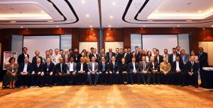 Menko AHY mengabadikan momen kebersamaan dalam sesi foto bersama Chairman ASOCIO, Award Committee, Ketua Umum APTIKNAS, Chair Committee, Mariana Harahap selaku Ketua PERATIN DKI Jakarta, serta jajaran pengurus DPP APTIKNAS.