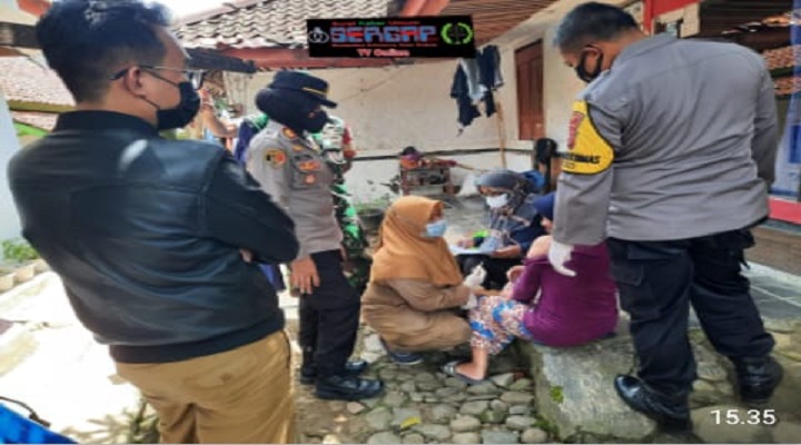 Door to door Polsek Rajadesa Vaksinasi Ke Rumah Warga Dan Sekolah Door to door