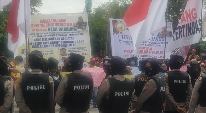 Ratusan Warga