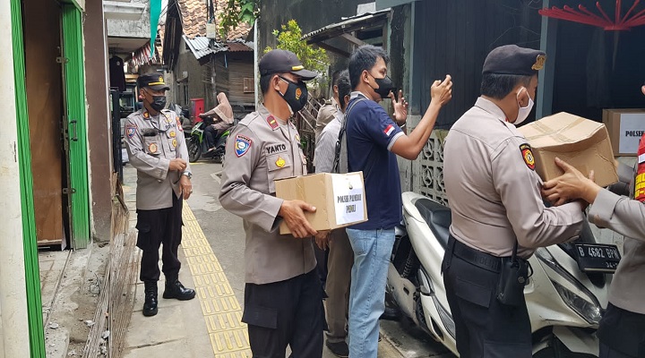 4 KEPALA KELUARGA DAPAT BANTUAN SEMBAKO POLSEK METRO PALMERAH PROGRAM EMPATI BUILDING KAPOLRES METRO JAKARTA BARAT SEMBAKO