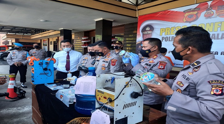 Kabid Humas Polda Jabar : Polisi Amankan Pelaku Pengemasan Dan Penjualan Miras Ciu Miras Ciu