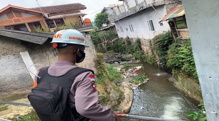 ANTISIPASI BENCANA BANJIR, TIM SAR SAT BRIMOB POLDA JABAR PANTAU DEBIT AIR SUNGAI DI WILAYAH CIPANAS BANJIR
