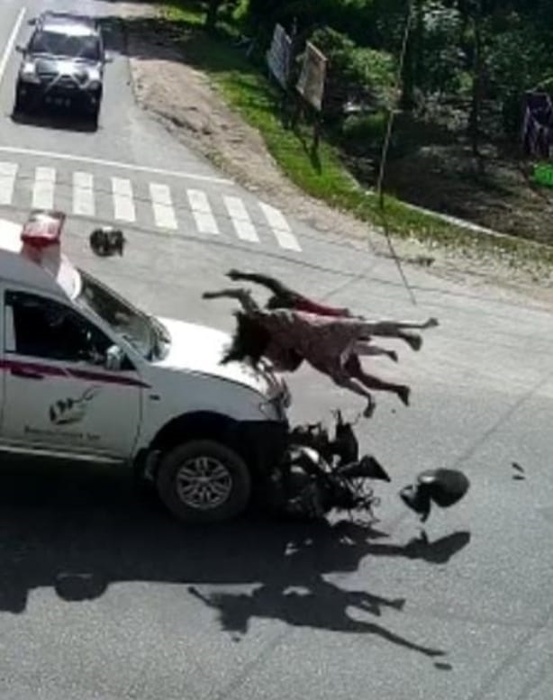 Mobil Ambulans PT BGA Seruduk Pengendara Motor mengalami Luka Serius Mobil Ambulans