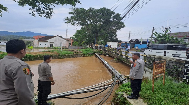 Kabid Humas Polda Jabar : Polisi Cek Lokasi Rawan Banjir Dan Luapan Air Sungai Di Wilayah Kecamatan Cikijing Banjir