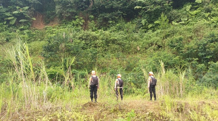 PEMANTAUAN TEBING RAWAN LONGSOR, TIM SAR SAT BRIMOB POLDA JABAR LAKUKAN PEMANTAUAN TEBING DI WILAYAH DESA GADOG TEBING