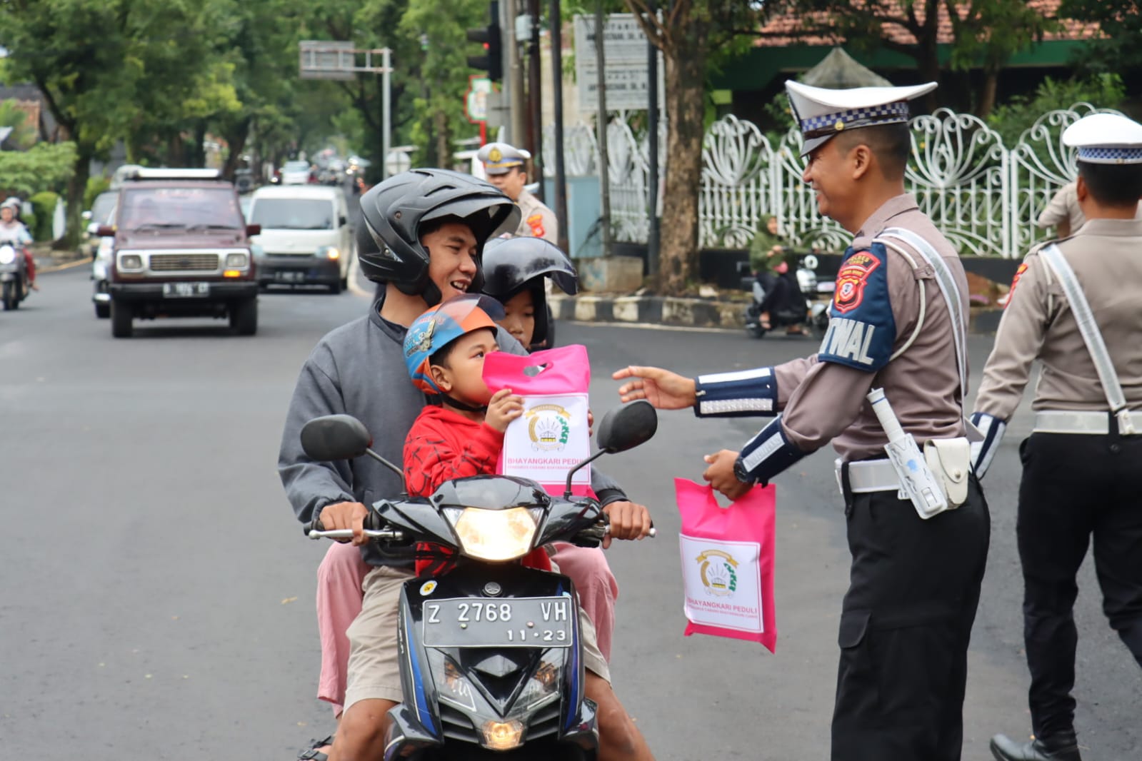 Kabid Humas Polda Jabar : Polisi Bagikan Ratusan Takjil Ke Pengguna Jalan