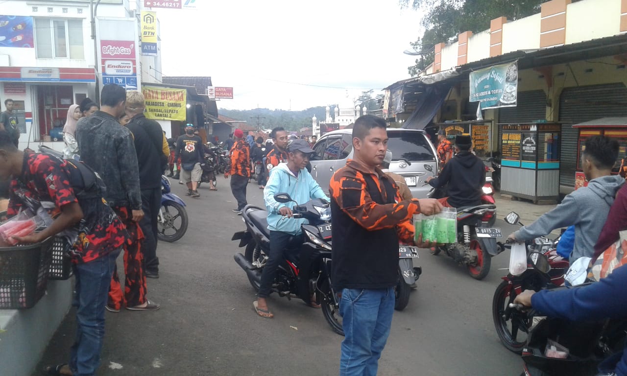 Pemuda Pancasila (PP) PAC Rajadesa Bagi Bagi Takjil Gratis