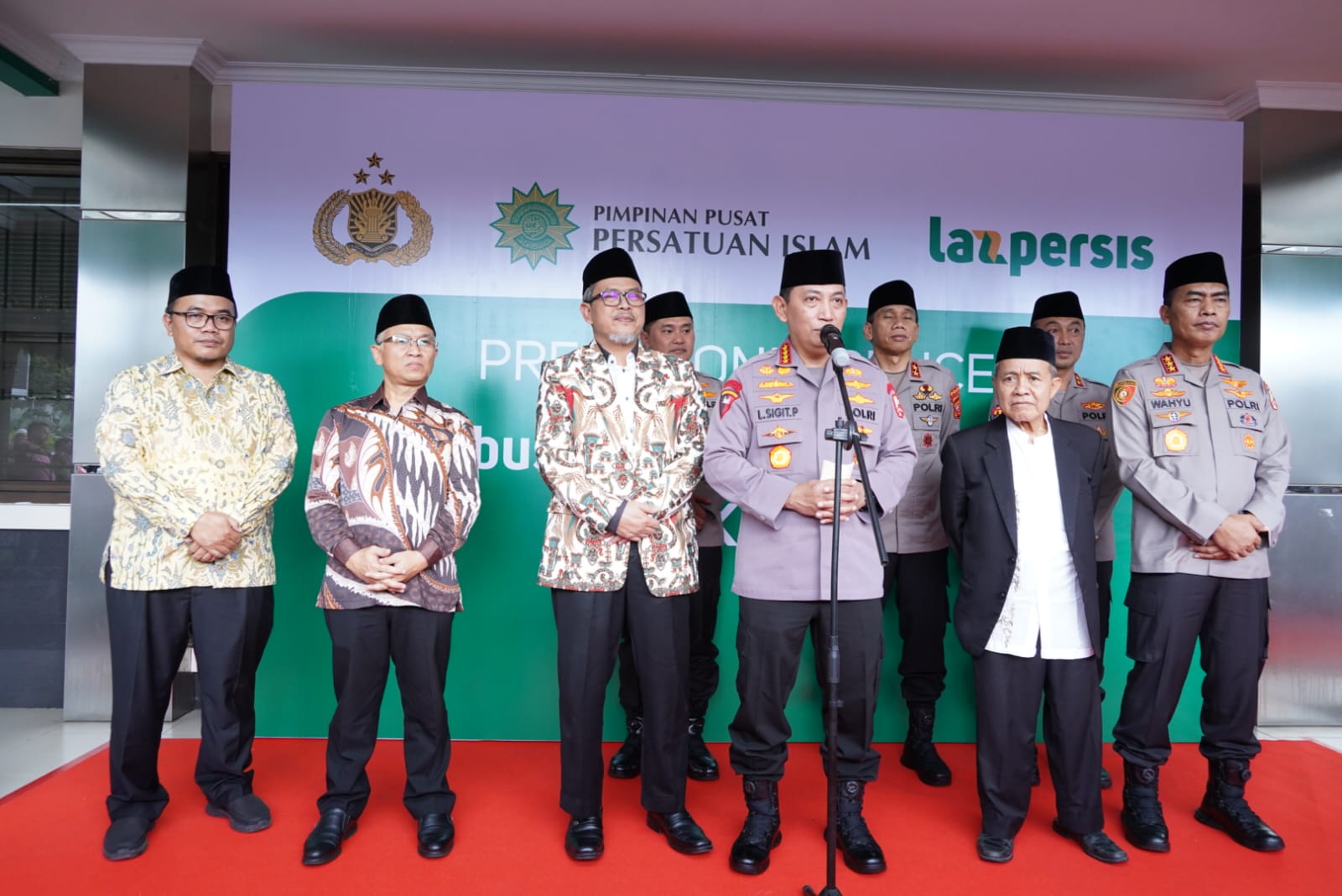 KAPOLRI DISTRIBUSIKAN 30.000 BANTUAN PAKET SEMBAKO MELALUI PP PERSIS
