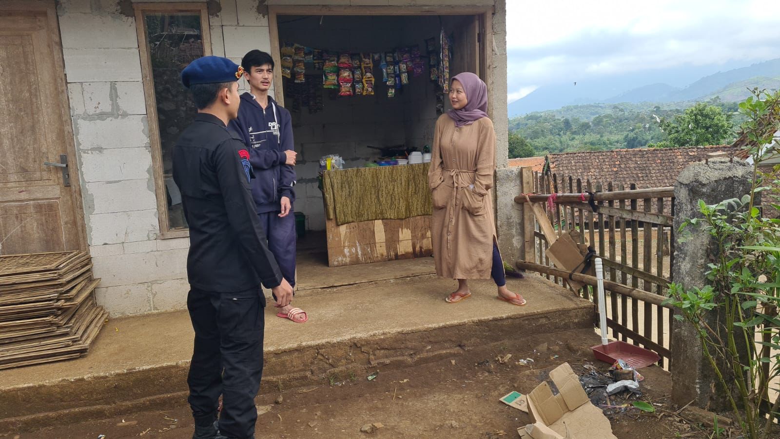 PATROLI HARKAMTIBMAS SAT BRIMOB POLDA JABAR BERI HIMBAUAN KAMTIBMAS JELANG PEMILU 2024 KEPADA MASYARAT DESA BOJONG LOA