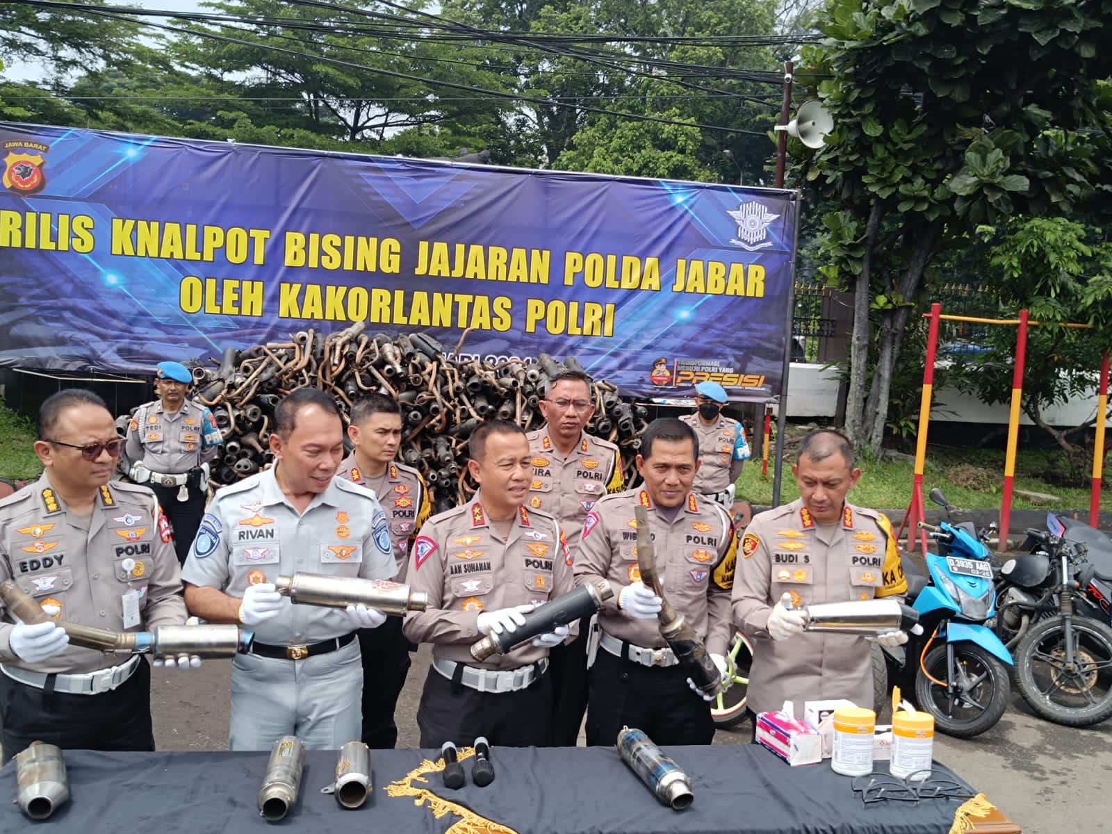 Korps Lalu Lintas (Korlantas) Polri mengungkapkan telah menyita 430 ribu knalpot bising atau brong selama satu pekan di awal bulan Januari tahun 2024