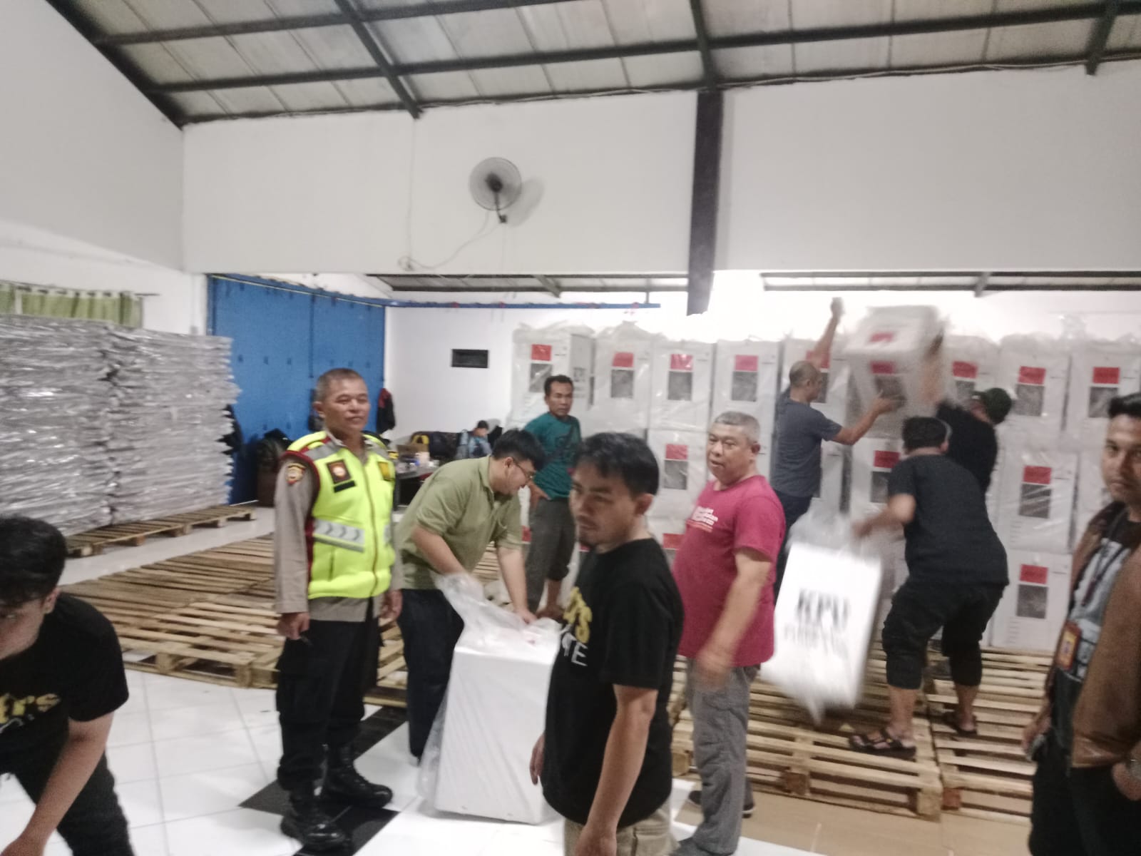 Jamin Keamanan, Kapolsek Cileunyi kerahkan Anggotanya Kawal Ketat Distibusi Logistik Pemilu