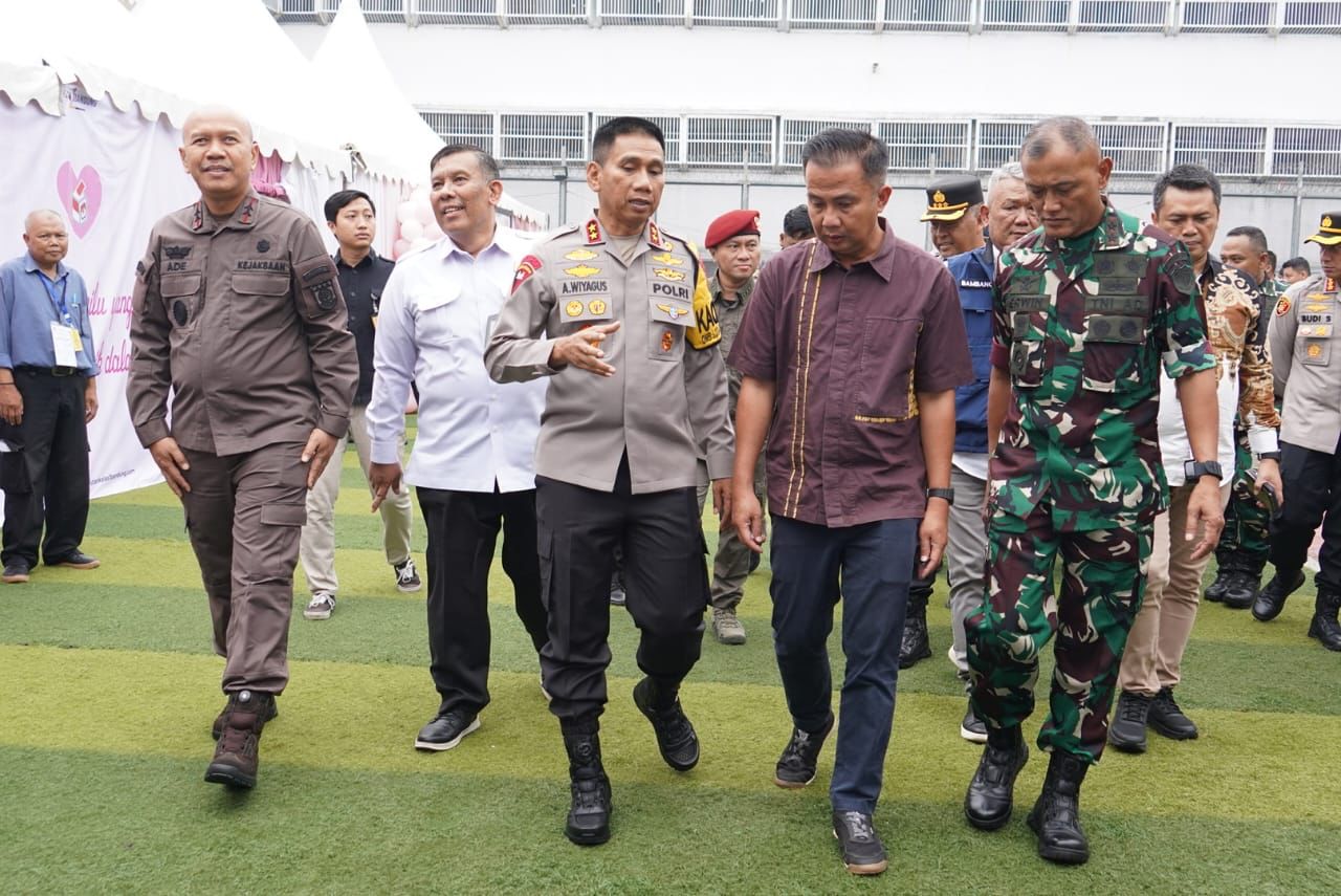 Kapolda Jabar Dampingi PJ. Gubernur Jabar Bersama Forkopimda Jabar Tinjau Proses Pemungutan Suara Di Beberapa TPS Dalam Rangka Pemilu Tahun 2024