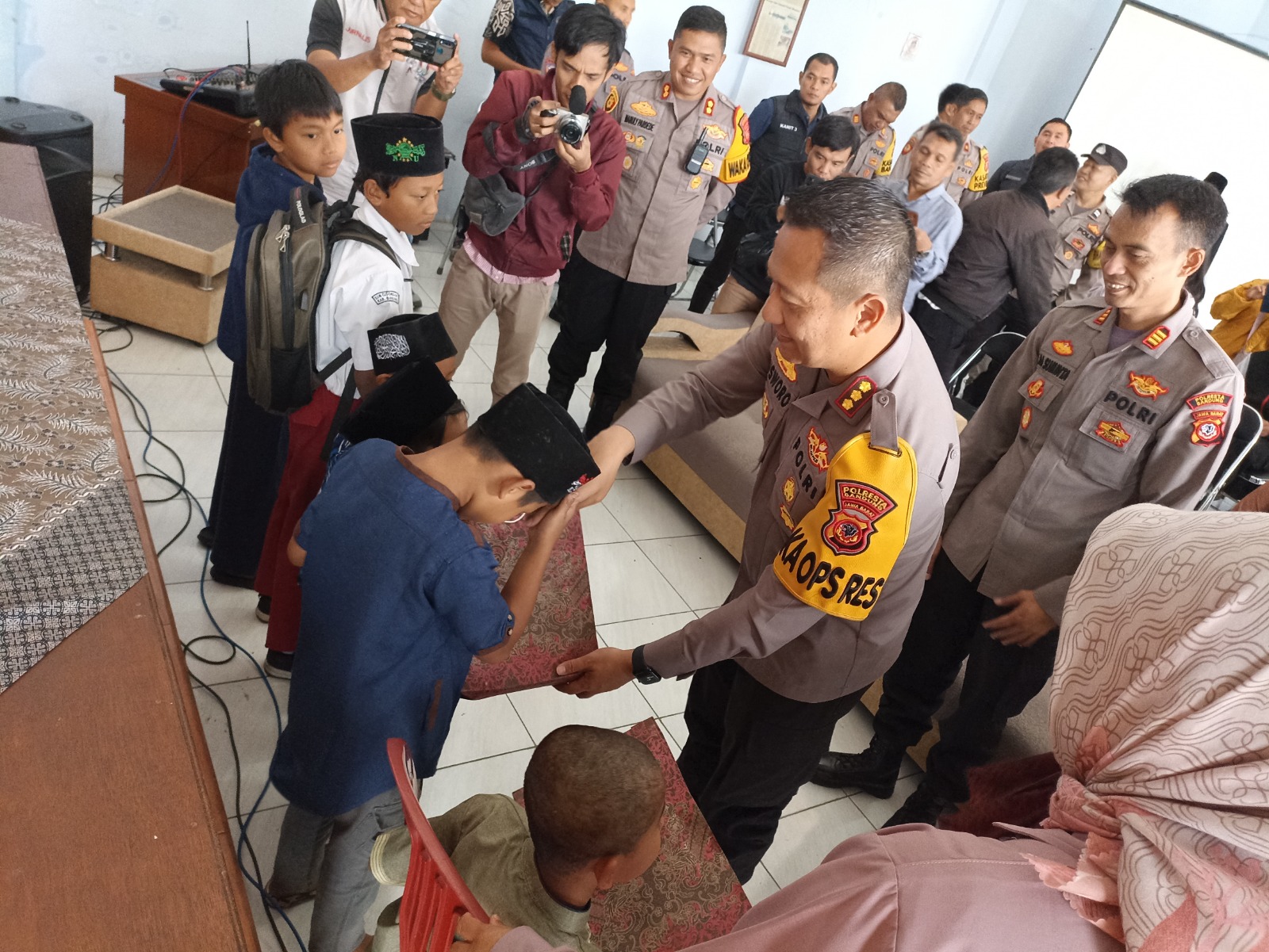 Jum’at Sedekah, Kapolresta Bandung Berikan Santunan Kepada Anak Yatim di Pasirjambu