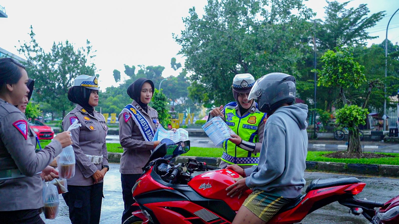Raih Berkah Ramadhan, Polwan Polda Jabar Bagi Bagi Takjil Gratis Kepada Masyarakat Pengguna Jalan